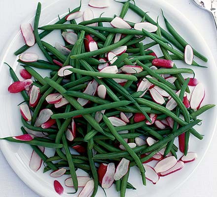 Crunchy green beans with radishes