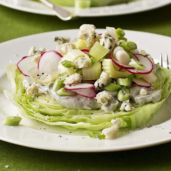 Crunchy iceberg salad with creamy blue cheese