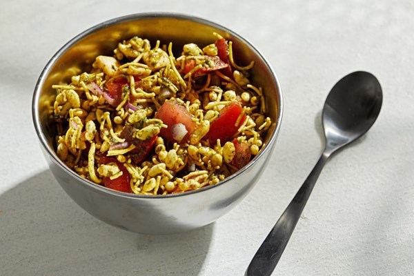  Crunchy Indian snack with fresh tomatoes and onion (Bhel puri}