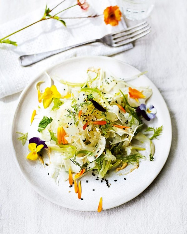 Crunchy kohlrabi & fennel salad with sesame seeds