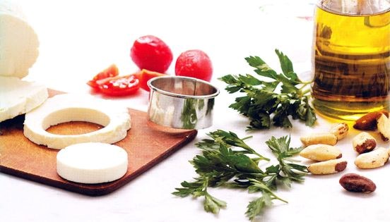 Crunchy Minas cheese with tomato and pesto (Salada de Minas crocante com tomate e pesto Brasileiro)