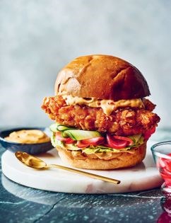 Crunchy-nut chicken burgers with spicy mayo