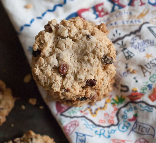 Crunchy oatmeal raisin cookies
