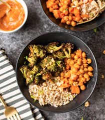 Crunchy roasted chickpeas & veggies with peanut sauce
