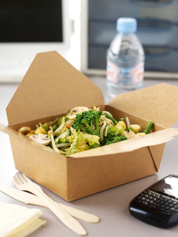 Crunchy salad with hot and sour dressing
