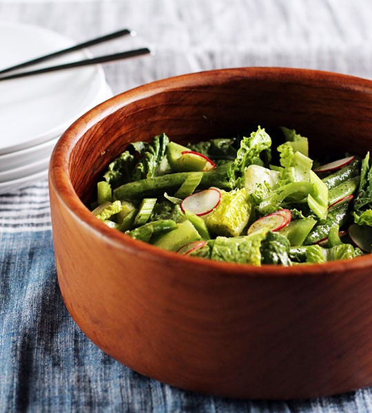 Crunchy spring salad with dill dressing