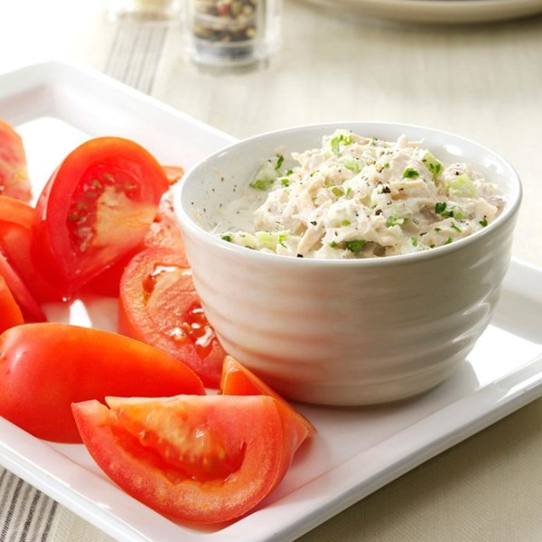 Crunchy tuna salad with tomatoes