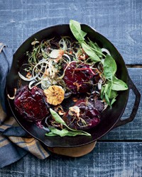 Crushed beets with herbs and arugula