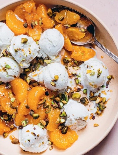 Crushed mandarin sundaes with sesame caramel and pistachios