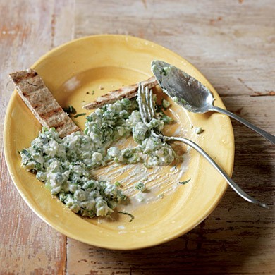 Crushed peas with feta and spring onions