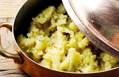 Crushed potato with green olives