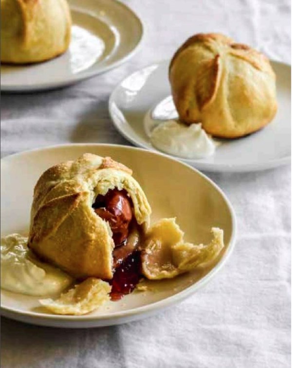Crusted baked apples with red currant jelly (Bourdelots)