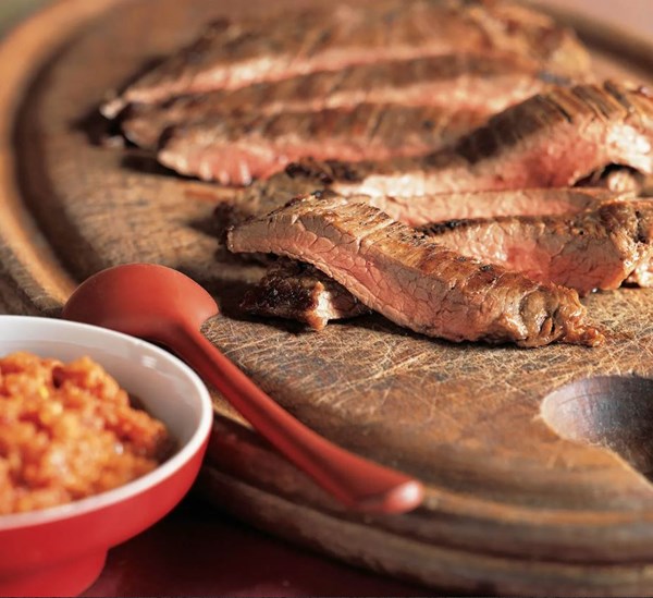 Crying tiger steak with roasted tomato-chili sauce (Seua rohng hai gahp jaew makeua-teht)
