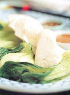 Crystal chicken with various dips