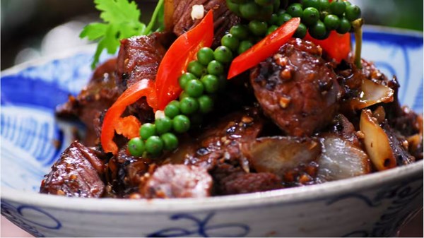 Cubed beef wok-tossed with black and green pepper