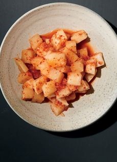 Cubed mu radish kimchi (Kkakdugi)