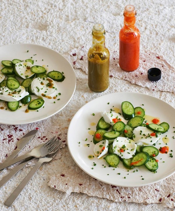 Cucumber & mozzarella salad with hot sauce 