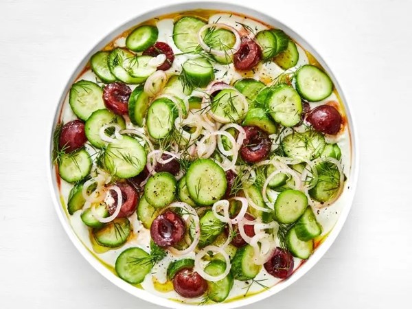 Cucumber-cherry salad 