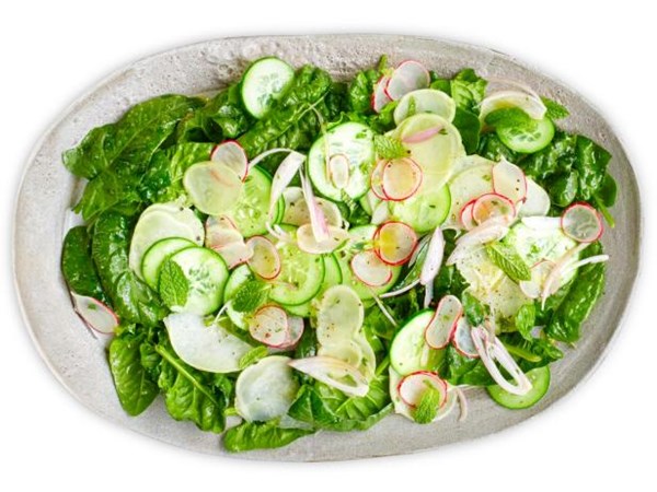 Cucumber, kohlrabi and spinach salad