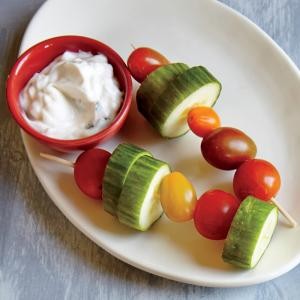 Cucumber-tomato skewers with dilly sauce