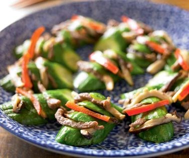 Cucumbers stuffed with beef, peppers and mushrooms (Oi sun)