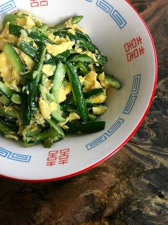 Cucumbers with eggs (Xiăohuángguā chăo dàn / 小黃瓜炒蛋)