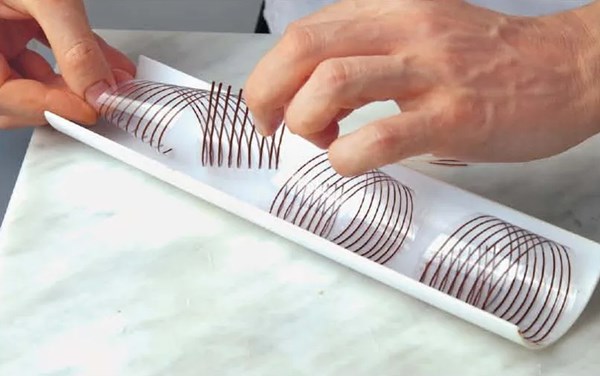 Curls [chocolate - piped techniques]