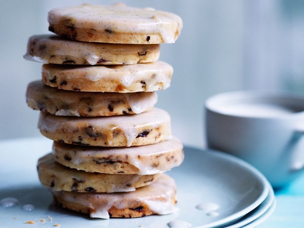 Currant & lemon shortbread with vanilla glaze