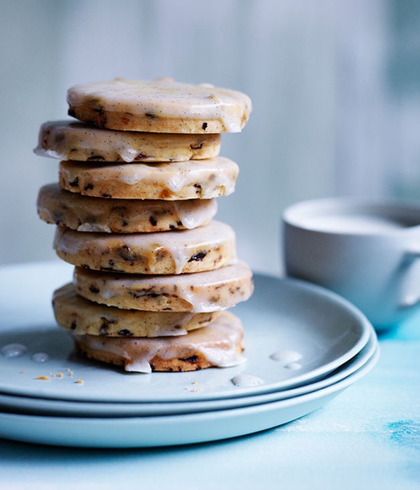 Currant and lemon shortbread with vanilla glaze