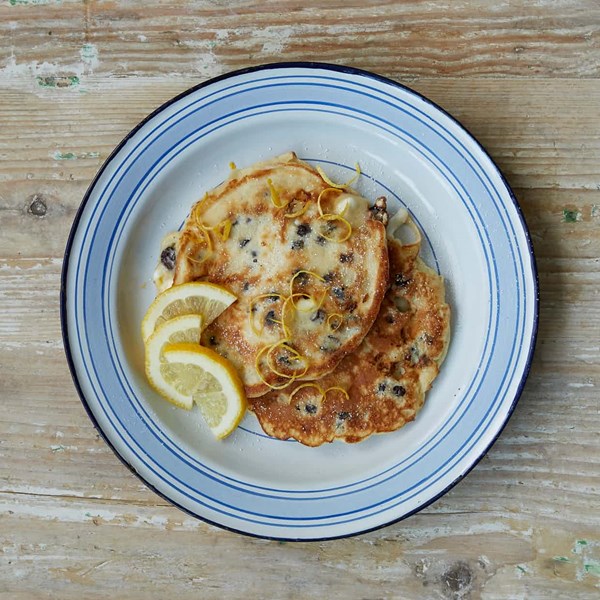 Currant cottage-cheese pancakes