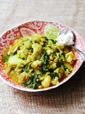 Curried cauli, potatoes, chickpeas & spinach 