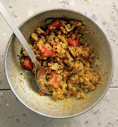 Curried cauliflower with tomatoes (Fulaver nu shaak)