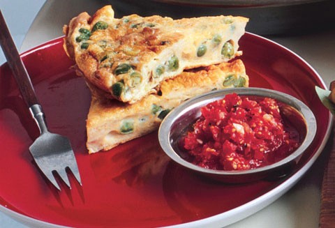 Curried pea frittata with fresh tomato chutney 