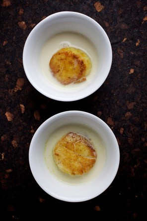 Curried scallops with cauliflower and coconut soup