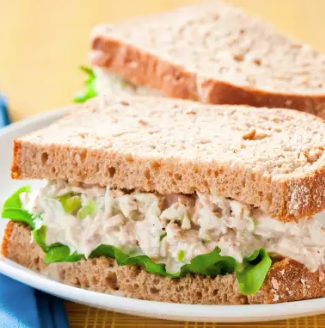 Curried tuna salad with apples and currants