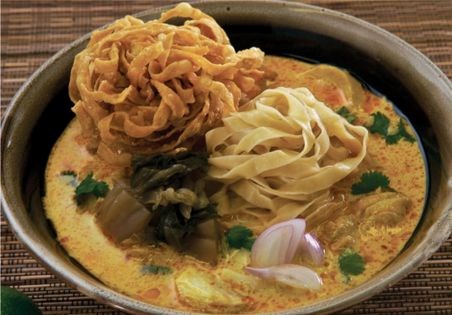 Curry coconut broth with chicken and crispy noodles (Kao soi gai)