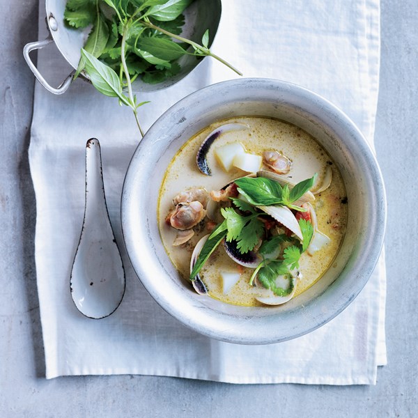 Curry-coconut clam chowder, Papi-style [Roy Choi]