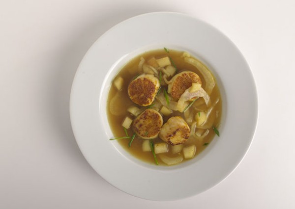 Curry-dusted scallops with fennel-apple broth