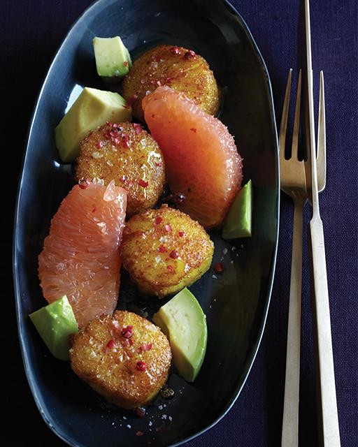 Curry dusted scallops with grapefruit