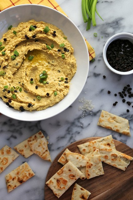 Curry hummus with currants and olive oil