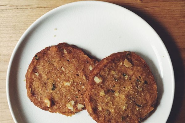 Curry leaf shortbread with peanuts and grapefruit
