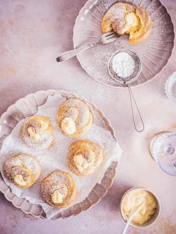 Custard-filled choux buns (Bignè di San Giuseppe)