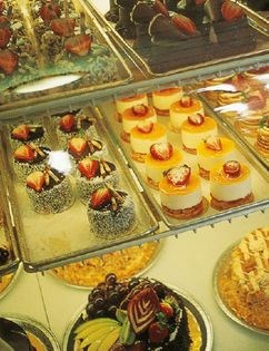 Custard-filled jelly roll with meringue and caramel (Brazo gitano acaramelado)