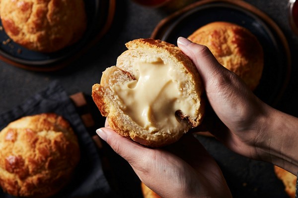 Custard-filled pineapple buns (Bolo bao)