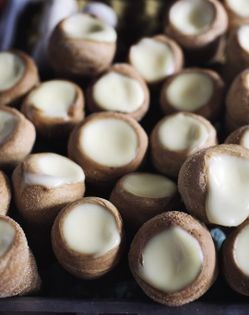Custard-filled sugar cones (Barquillos rellenos de lechecilla)