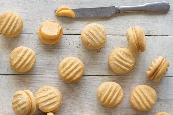 Custard kisses