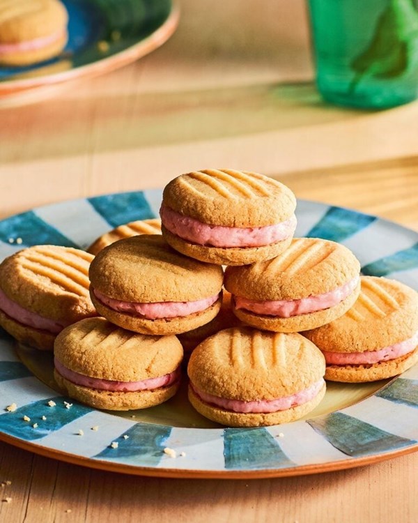 Custard Yo-Yos with roasted rhubarb icing 