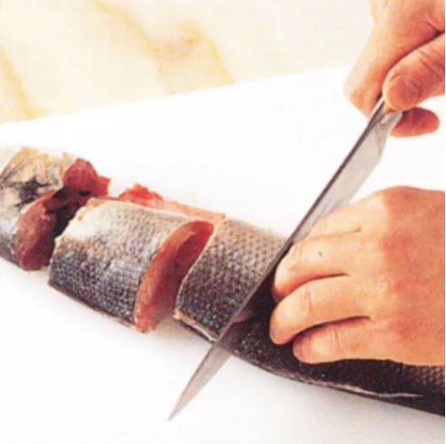 Cutting fish steaks