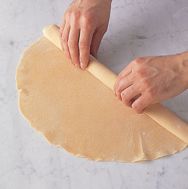 Cutting pasta by hand