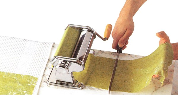 Cutting pasta by machine